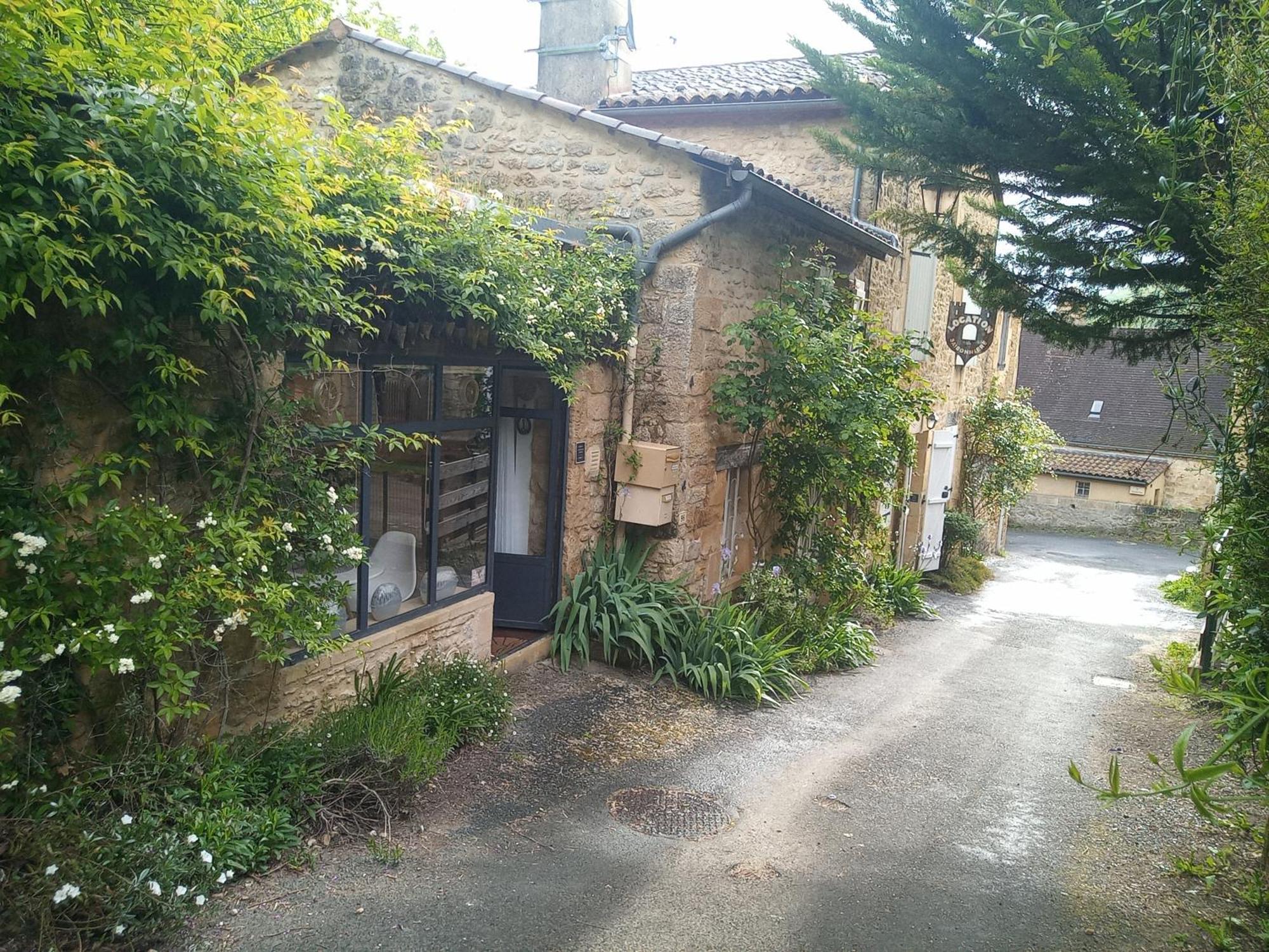 Holiday home Du Sabotier - Troglodytique - A 100 M Baignade En Riviere - Location De Canoe - Circuits Cyclo - Aire De Pique-nique - 3 Restaurants Castelnaud La Chapelle